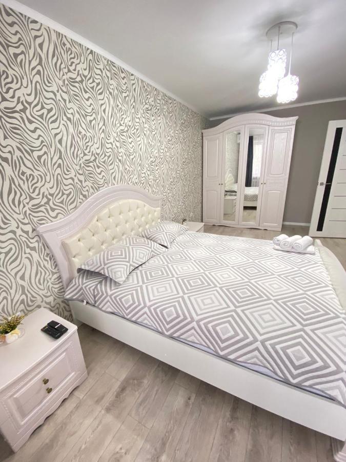 Вип 1Комн Айтиева 70 Uralsk Exterior photo